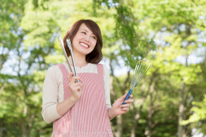 バーベキューを楽しむ女性