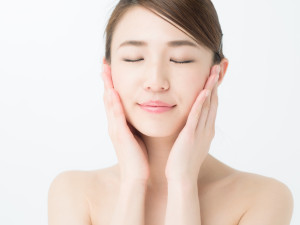 スキンケアをする女性