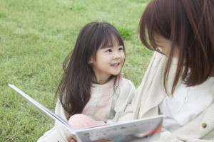 絵本を読む母と子