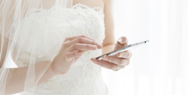 式場で携帯を触る女性