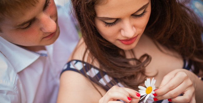 花占いをするカップル