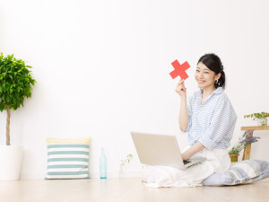 バツ印を出す女性