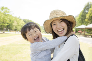 子どもを抱く母親