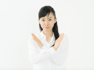 バッテンをする女性