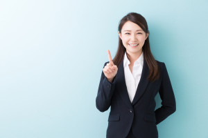 スーツを着た女性