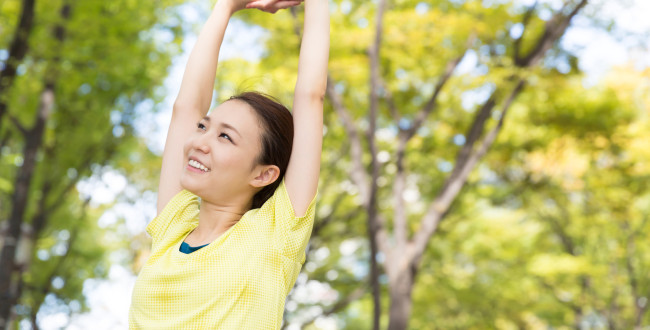 背伸びをする女性