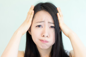 頭痛に苦しむ女性
