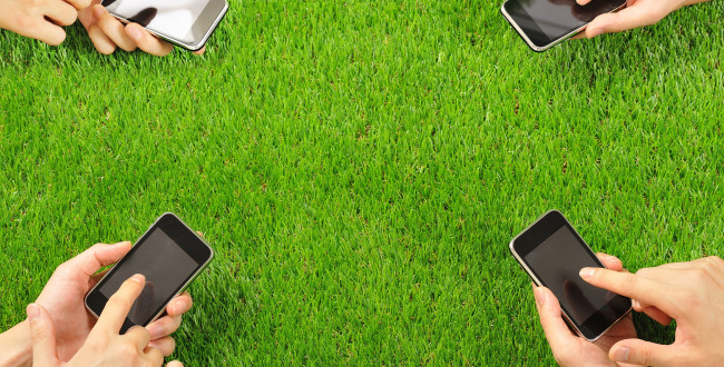 スマートフォンを操作する人たち