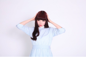 悩む女性
