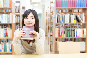 本を読む女性