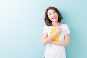 本を持つ女性