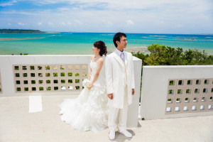 結婚式を挙げる男女