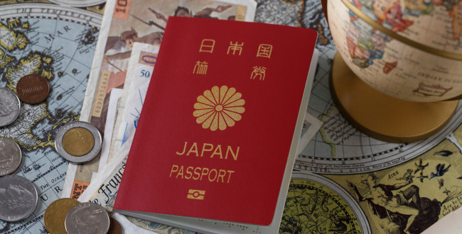 パスポートと地球儀