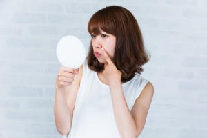 肌を気にする女性